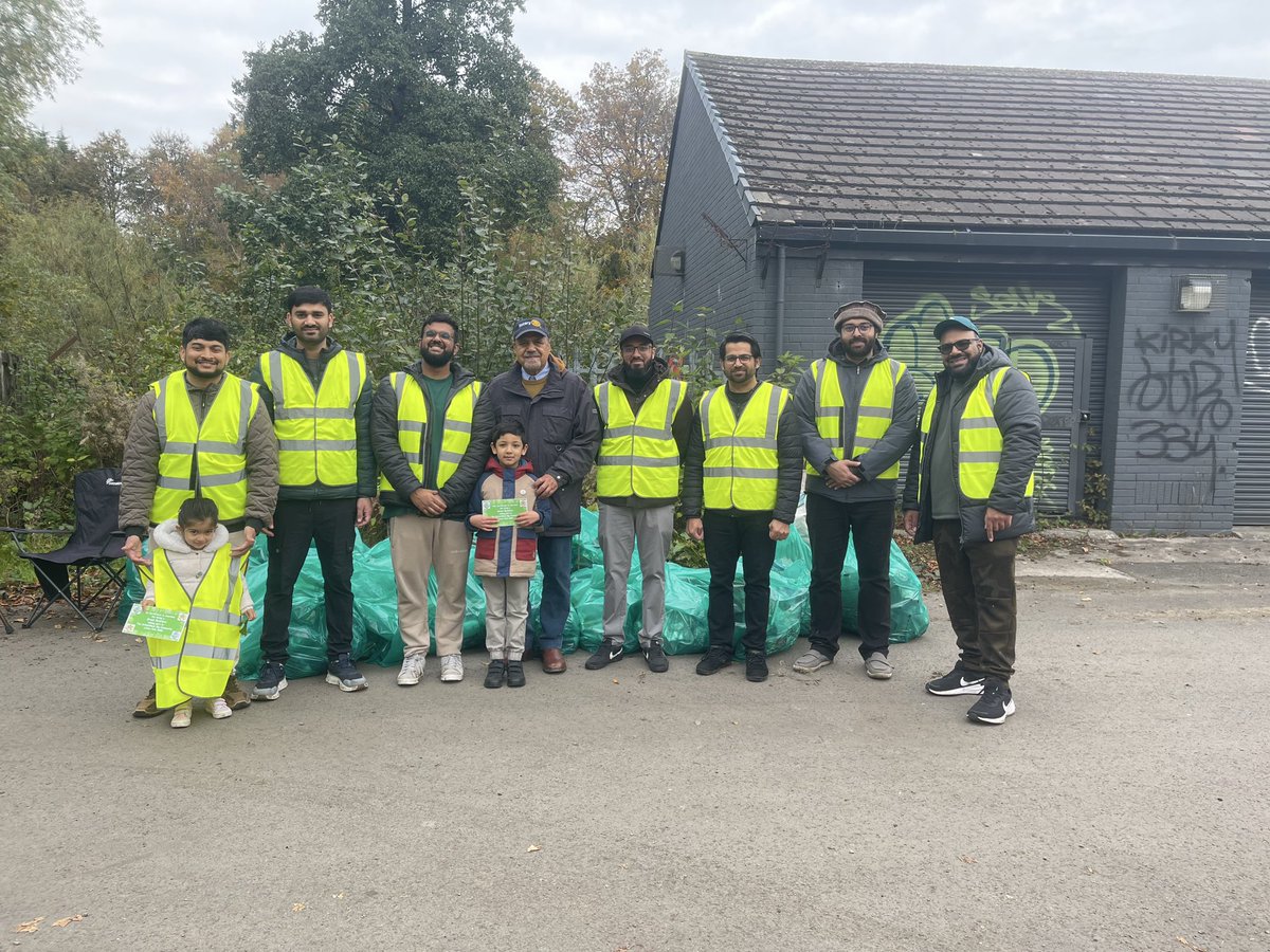 MKA Glasgow North &amp; South joined a local community in Kirkintilloch to do litter picking on 18th October. 

Khuddam met with local community members on Saturday morning to clean up the local park and football pitch. Alhamdolillah, the event was a success.