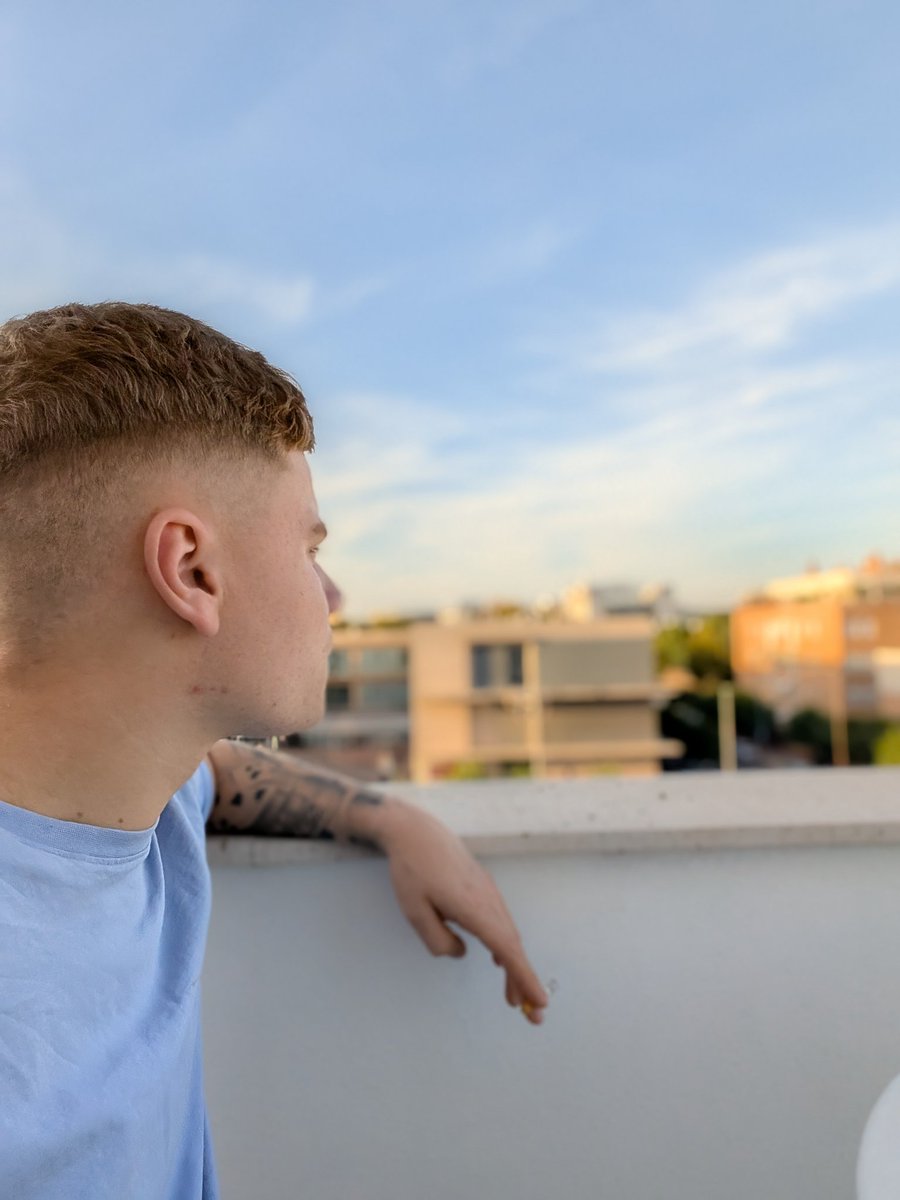 FETT am Chillen 💸 Wer zahlt mir den Clubbesuch heute? 😈 Ich komm nicht zum Tanzen, ich komm zum Dominieren. Wenn du denkst, du kannst mithalten zeig’s. 💪 Keine halben Moves, nur volle Flaschen und klare Ansagen. Heute regier ich den Club 🍾🔥

#ClubMode #AlphaVibes #Dominanz