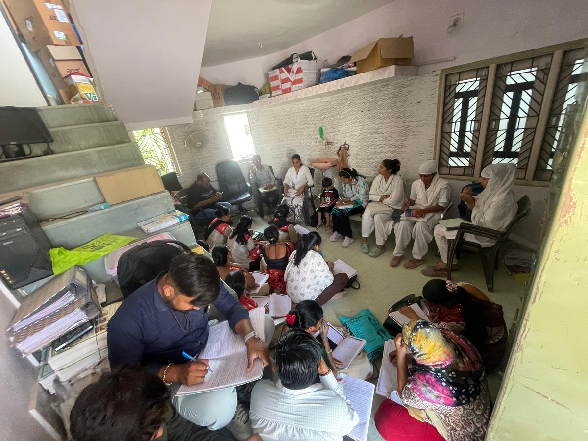 BotadDsbcc's tweet image. આજરોજ બોટાદ UPHC-2 ખાતે DIECO તથા DSBCC દ્વારા વિકલી આશા - સ્ટાફ મિટિંગમાં IEC-SBCC અંતર્ગત તેમજ સોશિયલ મીડિયા કામગીરી બાબતે ચર્ચા કરી જરૂરી આરોગ્યલક્ષી માર્ગદર્શન આપવામાં આવેલ. @uphc2botad @DMOBotad