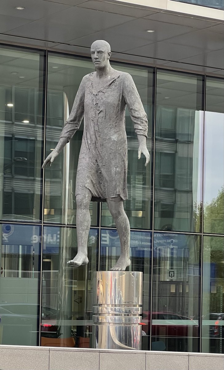 Cette statue au pied de la Communauté Européenne de Bruxelles m’a toujours fait penser à cette phrase de Chirac (?) :« nous étions au bord du gouffre, nous avons fait un pas en avant »