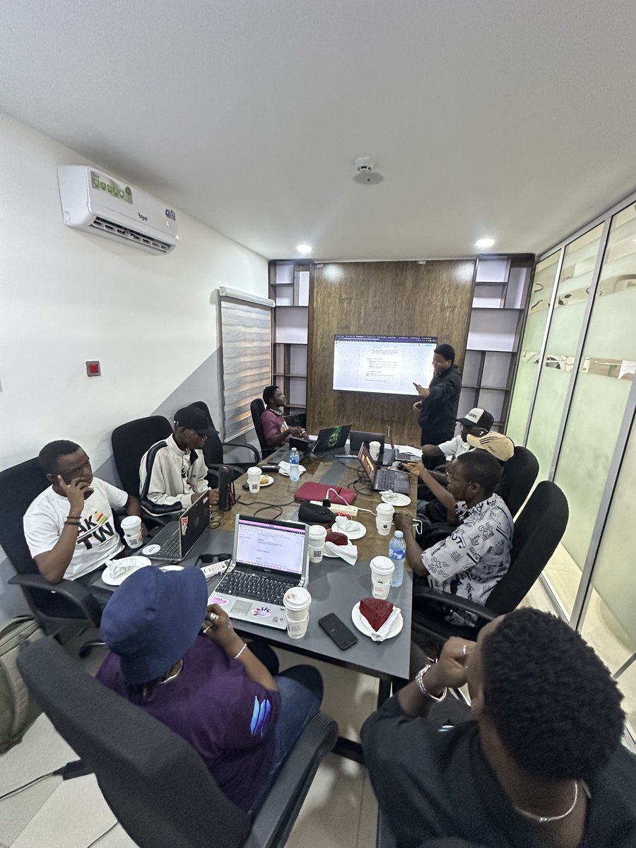 codewithmide's tweet image. Founders, founders, founders!
We’re currently hosting our Buildstop in Uyo, Akwa Ibom.
It’s been great meeting these builders in person as we gear up for the @SuperteamNG regional demo day and the @colosseum Cypherpunk hackathon submissions.