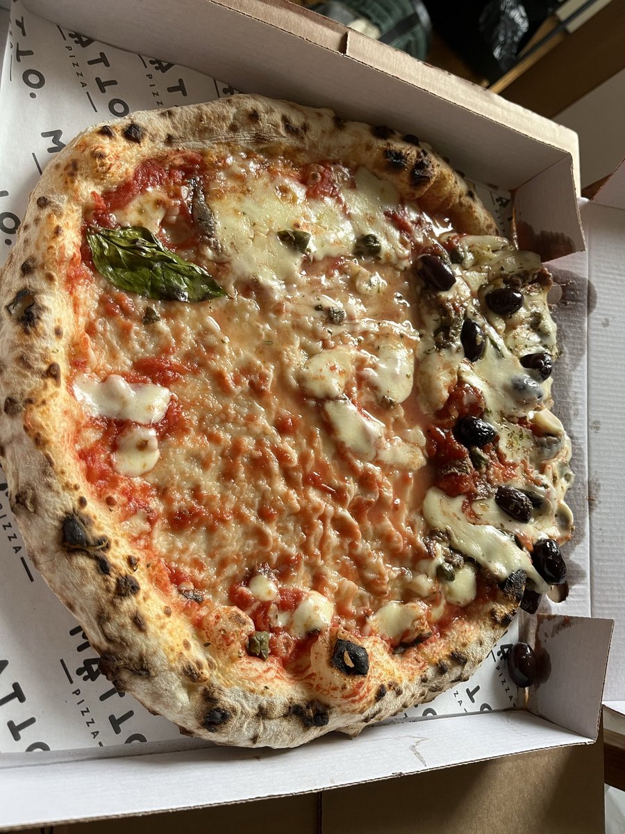 rodmanboyd's tweet photo. @DeliverooHelp @Deliveroo @MattoPizza apparently this is an appropriate service for delivering a pizza. No refund or credit provided by Deliveroo - given it’s a ‘spillage’ issue. I’m sure @MattoPizza will be disappointed by the result of deliveroo’s driver https://t.co/fl1TUBgXNO
