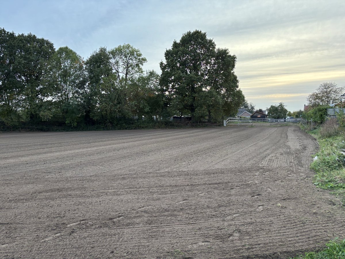 Van een weiland met veel hobbels en bobbels naar een strak veldje waar in het voorjaar onze paarden weer kunnen spelen en grazen.