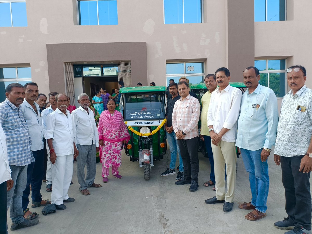 SbmGBorsad17's tweet photo. જિલ્લા ગ્રામ વિકાસ એજન્સી આણંદ દ્વારા સ્વચ્છ ભારત મિશન ગ્રામીણ યોજના અંતર્ગત  ઘન કચરાના વ્યવસ્થાપન અને નિકાલ માટે ડાલી અને ઉમલાવ ગામોને ઇ રીક્ષા આપવામાં આવી,જેની લીલી ઝંડી આપવામાં આવી
#SwachhataHiSeva 
#SwachhBharatMission 
@BorsadTdo 
@CMOGuj 
@DDO_Anand 
@SBMGANAND 
@DrdaAnand https://t.co/0CoF8G7SLi