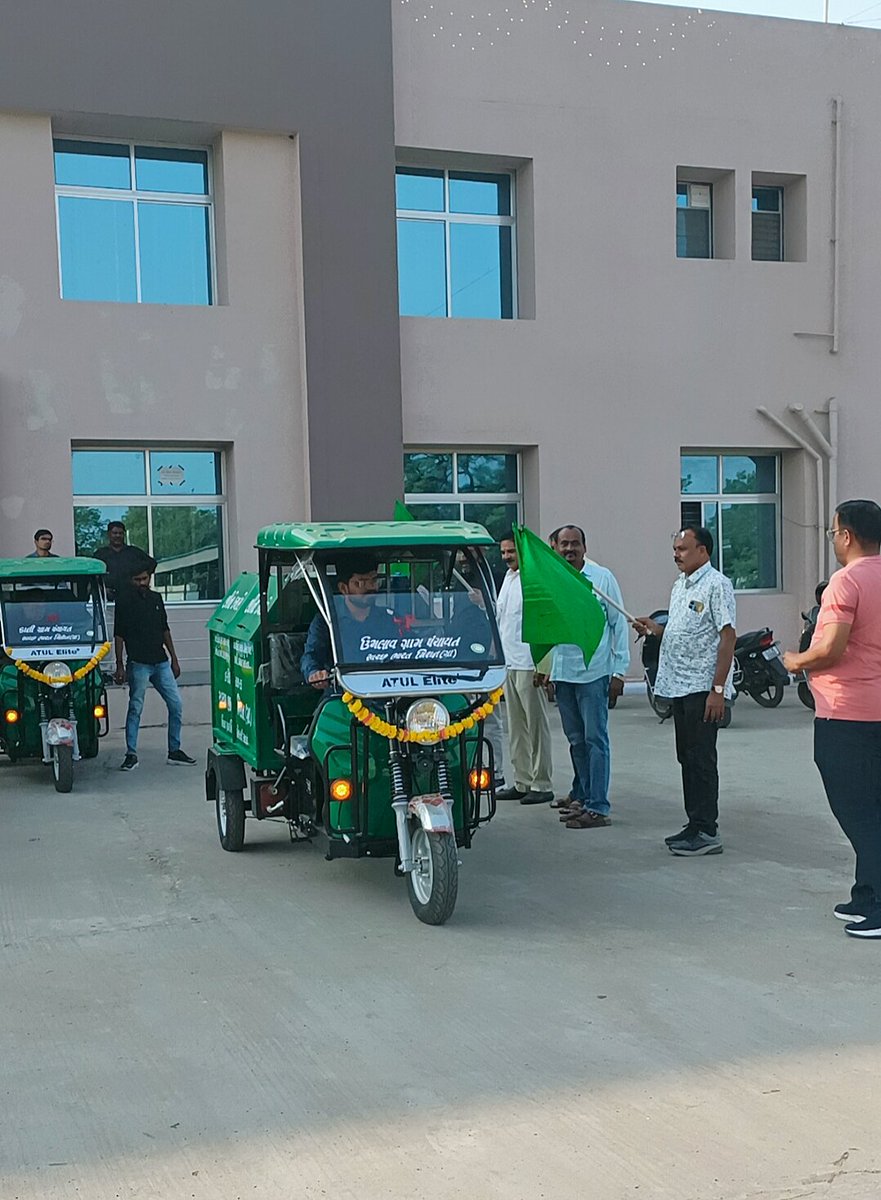SbmGBorsad17's tweet photo. જિલ્લા ગ્રામ વિકાસ એજન્સી આણંદ દ્વારા સ્વચ્છ ભારત મિશન ગ્રામીણ યોજના અંતર્ગત  ઘન કચરાના વ્યવસ્થાપન અને નિકાલ માટે ડાલી અને ઉમલાવ ગામોને ઇ રીક્ષા આપવામાં આવી,જેની લીલી ઝંડી આપવામાં આવી
#SwachhataHiSeva 
#SwachhBharatMission 
@BorsadTdo 
@CMOGuj 
@DDO_Anand 
@SBMGANAND 
@DrdaAnand https://t.co/0CoF8G7SLi