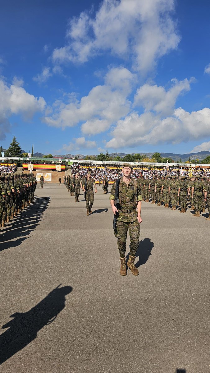 MADOC_ET's tweet photo. Día grande en la Academia General Básica de Suboficiales #AGBS_ET, en #Talarn, con la jura de Bandera🇪🇸 de la LIII promocion de Suboficiales ante la mirada de sus familiares que llenaban las gradas.
¡¡Enhorabuena!!
#SomostuEjército
#EjércitodeTierra https://t.co/9UEeBKTAsI