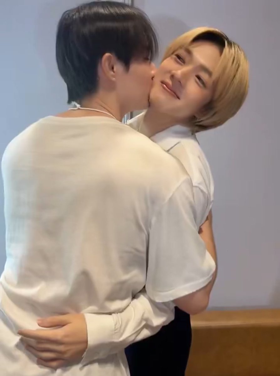jellyb138's tweet image. หอมคอไม่ใช่หอมแก้มด้วยซ้ำติดกลิ่นเมียเกินปะ