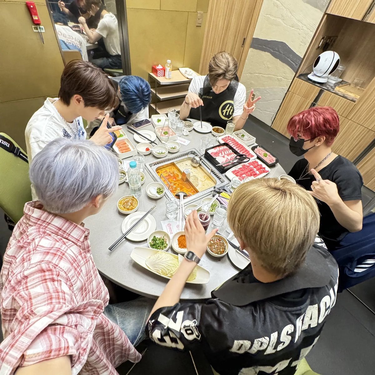 XUEY4O's tweet image. suren said he would be very happy if all six haidilaoz members could debut together, and he also wishes the best for all of them individually