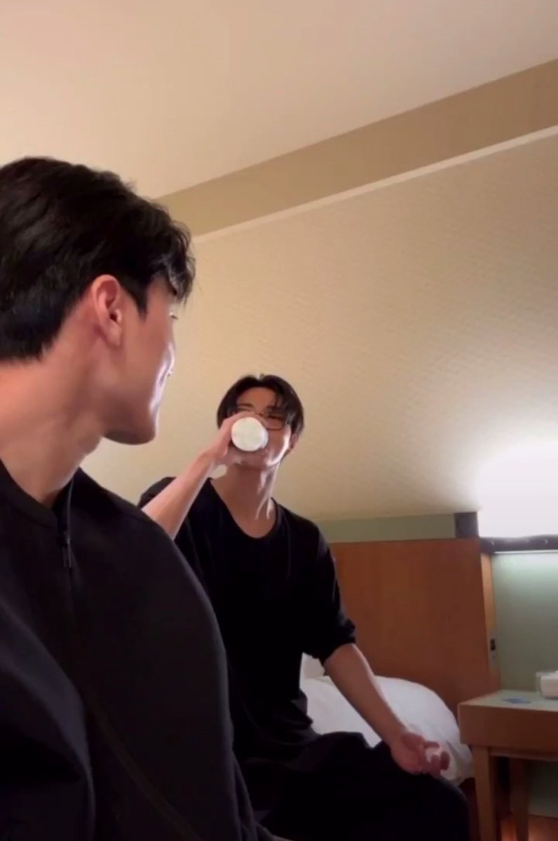 그냥 음료수 마시는데 뭐가 좋아서 보조개 터져라 웃고 있는거지
재채기와 사랑은 숨길 수 없다