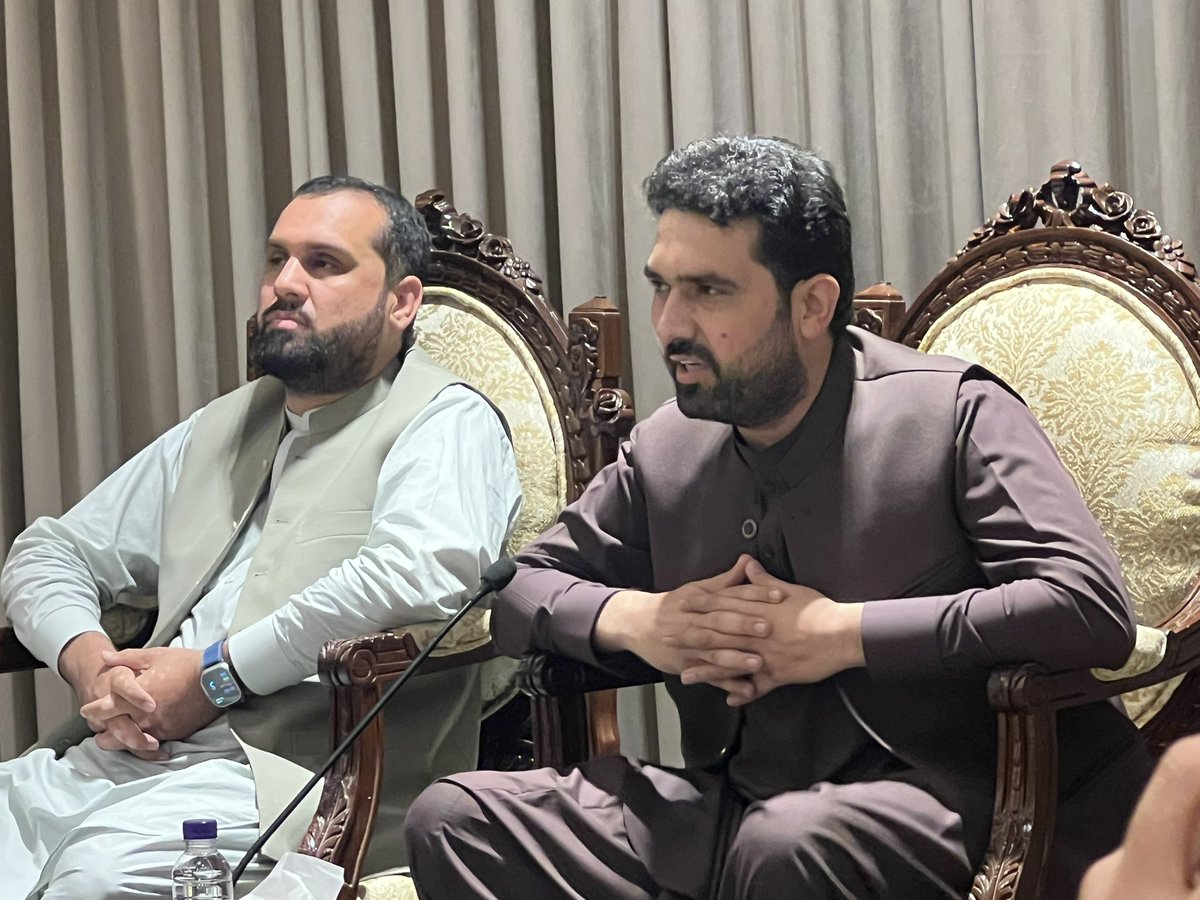 آج کچھ سینئر صحافی ساتھیوں کے ساتھ
 وزیراعلی خیبرپختونخوا سہیل آفریدی سے  ملاقات کا موقع ملا ۔۔پاک افغان کشیدگی سے خان صاحب سے ملاقات اور مزاحمتی سیاست تک ہر ایشو پر انھوں نے کھل کر بات کی ۔۔اس گفتگو سے کم از کم یہ اندازہ ہو گیا کہ پختونخوا سرکار کا اونٹ کس کروٹ بیٹھنے والا ہے۔