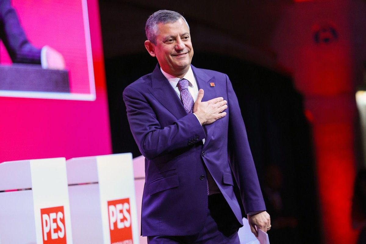 Amsterdam’da Avrupa Sosyalist Partisi Kongresi’nde kuşatma altına alınan demokrasiyi, zincirlere vurulan özgürlüğü konuştuk.

Partimizle ve ülkemizle büyük bir dayanışma gösteren tüm Avrupalı dostlarımıza teşekkür ediyorum.

Bütün bu tabloya rağmen, milletimiz dirençlidir.