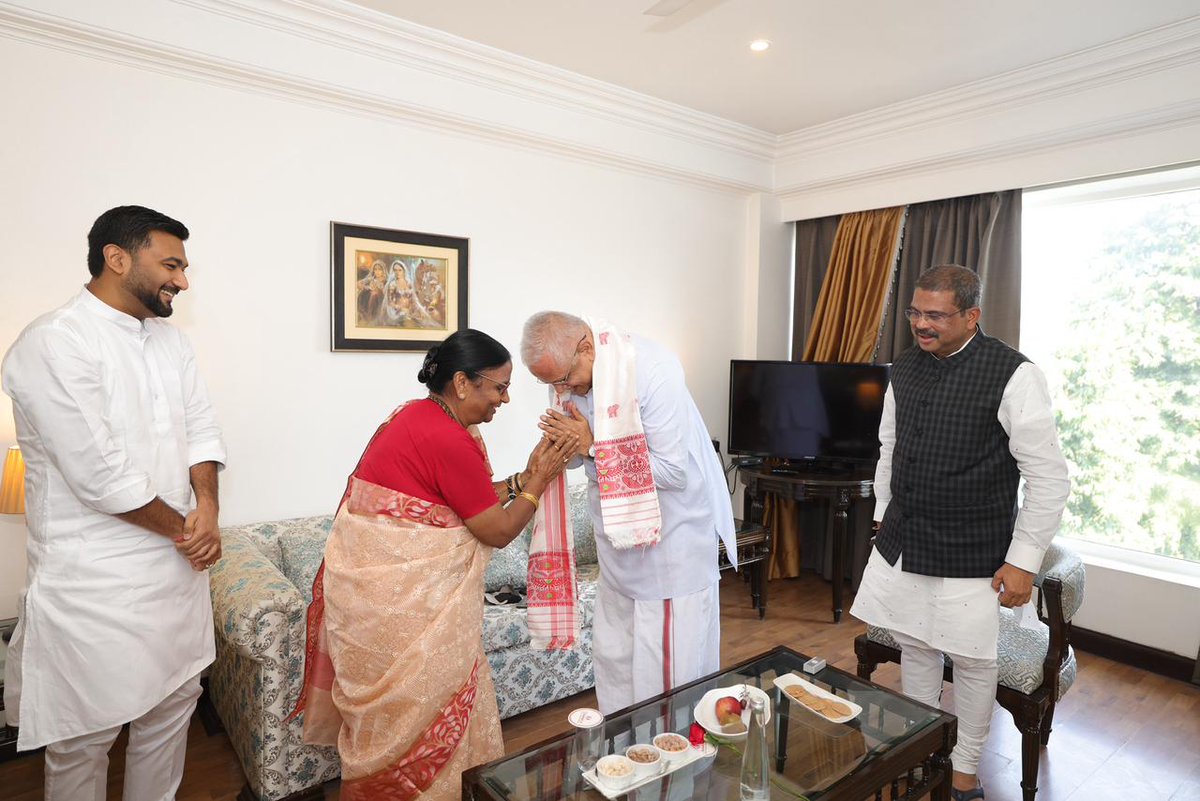 RamaDevi (Modi ka parivar) (@ramadevibjp) on Twitter photo आज पटना में देश के यशस्वी गृह मंत्री आदरणीय श्री <a href="/AmitShah/">Amit Shah</a> जी, राष्ट्रीय संगठन महामंत्री आदरणीय श्री <a href="/blsanthosh/">B L Santhosh</a> जी तथा केंद्रीय मंत्री एवं बिहार भाजपा के चुनाव प्रभारी आदरणीय श्री <a href="/dpradhanbjp/">Dharmendra Pradhan</a> जी के बिहार आगमन पर शिष्टाचार भेंट की तथा स्वागत एवं अभिनन्दन की।
#NDA4Bihar आज पटना में देश के यशस्वी गृह मंत्री आदरणीय श्री <a href="/AmitShah/">Amit Shah</a> जी, राष्ट्रीय संगठन महामंत्री आदरणीय श्री <a href="/blsanthosh/">B L Santhosh</a> जी तथा केंद्रीय मंत्री एवं बिहार भाजपा के चुनाव प्रभारी आदरणीय श्री <a href="/dpradhanbjp/">Dharmendra Pradhan</a> जी के बिहार आगमन पर शिष्टाचार भेंट की तथा स्वागत एवं अभिनन्दन की।
#NDA4Bihar