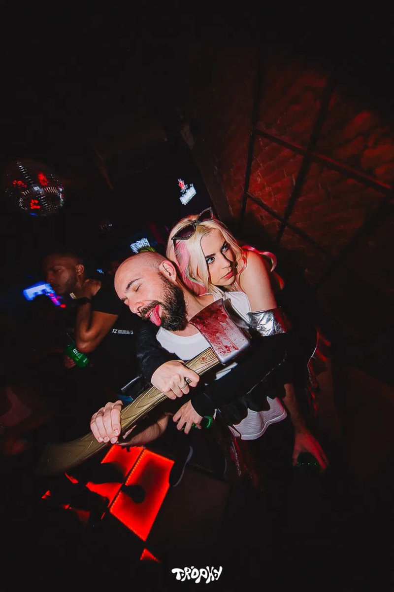 hoje é dia de viver o front do duo <a href="/vvvenusss3/">vvvenus</a> na <a href="/festalamina/">Lâmina</a> // eu e <a href="/dudaoliveee/">duda ☆</a> te encontramos pra essa lamyween q será icônica! 

🪩🩸
ingressos: shotgun.live/events/lamywee…