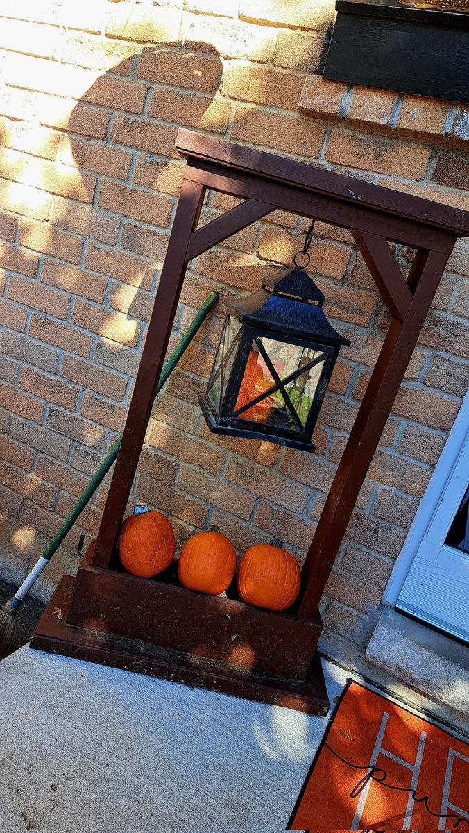 InkedDeviant's tweet image. Side of the road find - added my lantern n pumpkins for now. Love it - its a solid handmade piece - easy to switch up the decor with the seasons!

#savedfromthelandfill #reuse #loveit