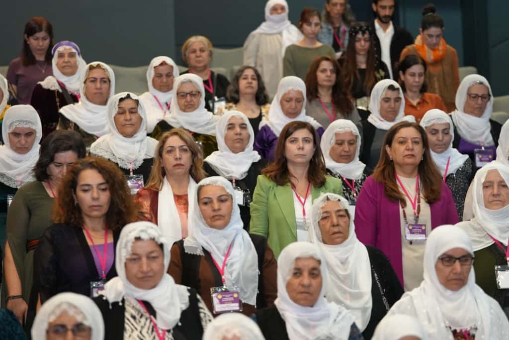 Meclisa Dayikên Aştiyê bi şîara “Dayik pêşengên civaka demokratîk û aştiyeke mayînde ne” li Navenda Kongre û Çandê ya ÇandAmedê Sêyemîn konferansa xwe li dar xist. 

Berdevka Partiya me Ayşegul Dogan, Parlamenterên me Salîha Aydenîz, Adalet Kaya, Sumeyye Boz û Meclisa me ya Jinan