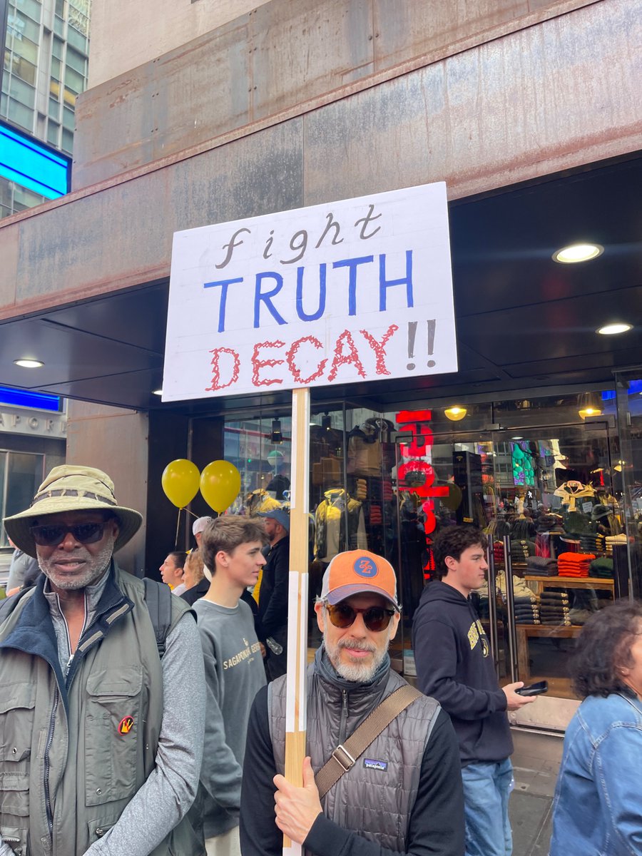 TahhanSolo's tweet image. NO KINGS in NYC. A powerful PEACEFUL protest. #NoKings