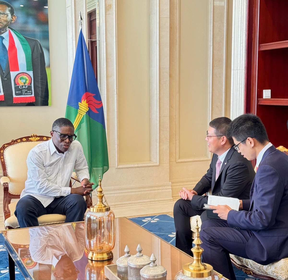 He recibido hoy al Director saliente de China Road, Tao Huace, para despedirme de él y expresarle mi reconocimiento por sus más de seis años de trabajo en Guinea Ecuatorial, durante los cuales impulsó la expansión de las actividades de la empresa y contribuyó significativamente.