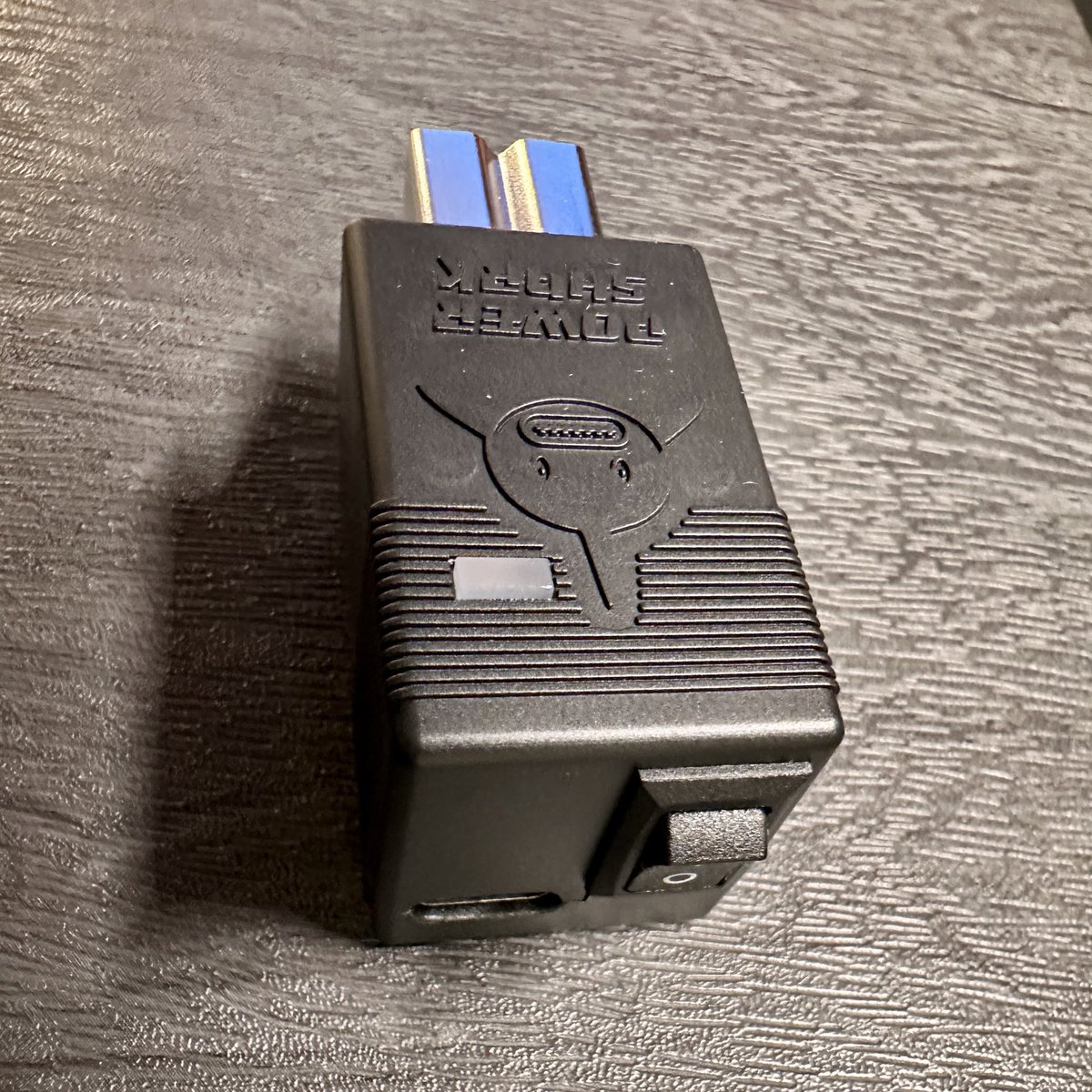 dergrauewolf1's tweet image. Today I got my new #Powershark which is an USB-C-driven power supply for #Commodore #Amiga. Your USB-C mains must be capable of power delivery 12-V (!), otherwise it won’t work. Power consumption is stable &amp;amp; never exceeds 1.0 A / 12 W. Very useful tool! Thanks @MicromigaShop .