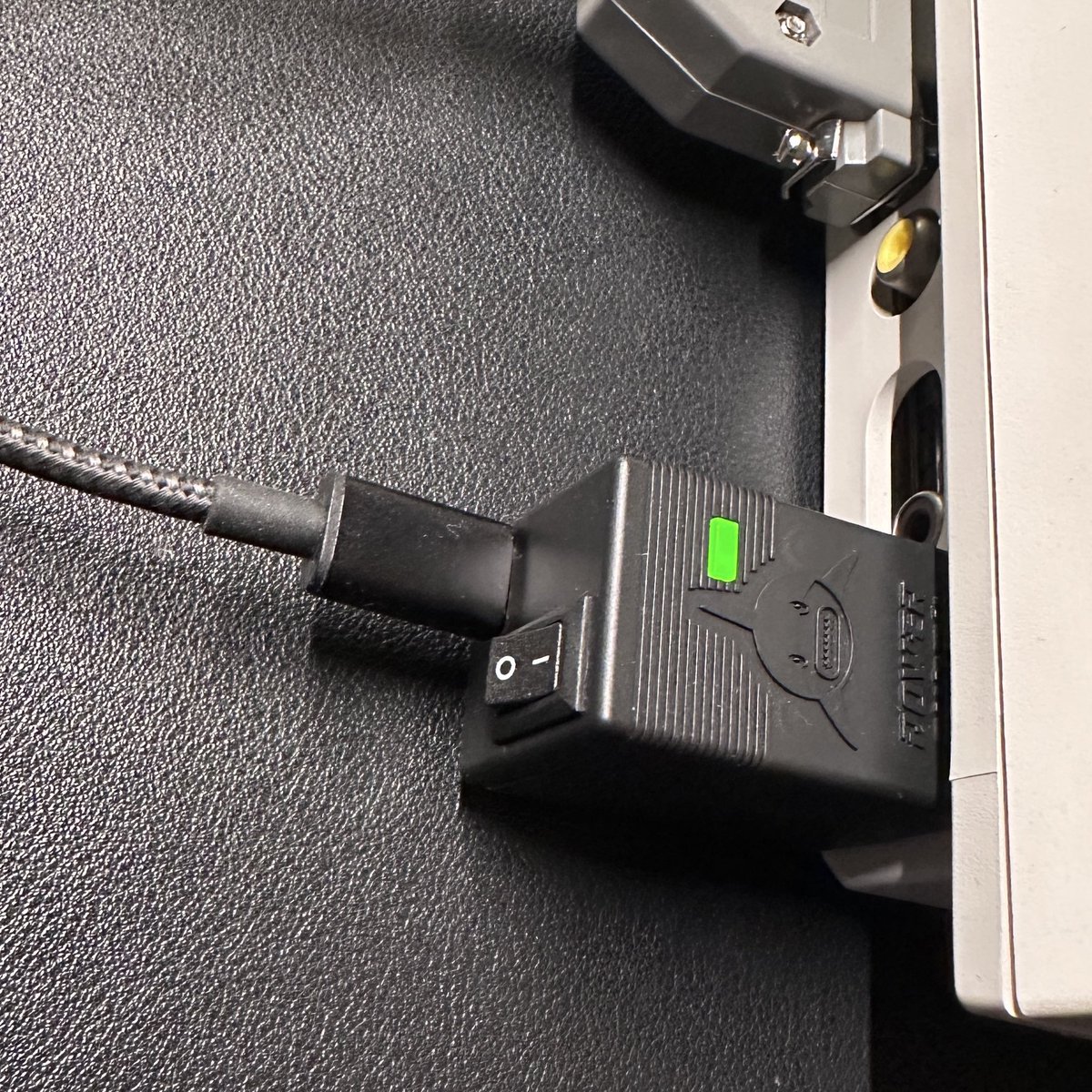 dergrauewolf1's tweet image. Today I got my new #Powershark which is an USB-C-driven power supply for #Commodore #Amiga. Your USB-C mains must be capable of power delivery 12-V (!), otherwise it won’t work. Power consumption is stable &amp;amp; never exceeds 1.0 A / 12 W. Very useful tool! Thanks @MicromigaShop .