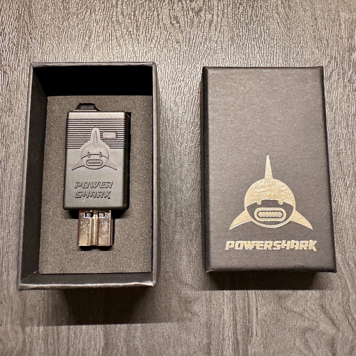 dergrauewolf1's tweet image. Today I got my new #Powershark which is an USB-C-driven power supply for #Commodore #Amiga. Your USB-C mains must be capable of power delivery 12-V (!), otherwise it won’t work. Power consumption is stable &amp;amp; never exceeds 1.0 A / 12 W. Very useful tool! Thanks @MicromigaShop .