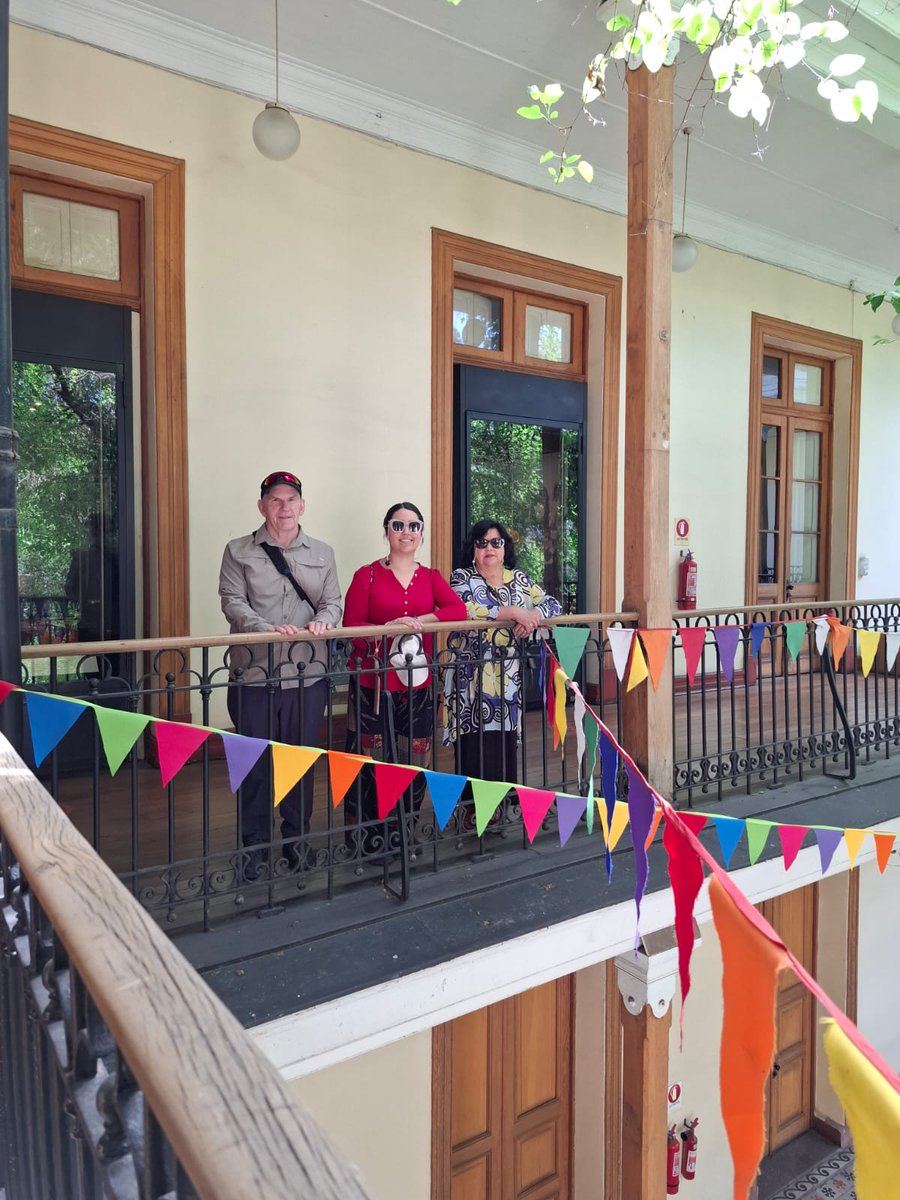 stgoturismo's tweet photo. Turistas de Nueva Zelanda y Chile vivieron la experiencia de nuestro #TourGratis por el Barrio Yungay y junto a la guía Carolina Orellana, conocieron la historia de este rincón de Santiago y visitaron emblemáticos espacios como el Museo de la Educación y la peluquería Francesa. https://t.co/5SlupMYBbu