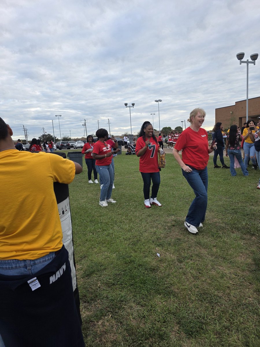 ATHSCounselors's tweet photo. Alief Taylor HOCO tailgates are always fun! Good eats, great friends, and school spirit! 🏈🎉 #AliefTaylor #TailgateParty #SchoolSpirit https://t.co/atKJKOHl35