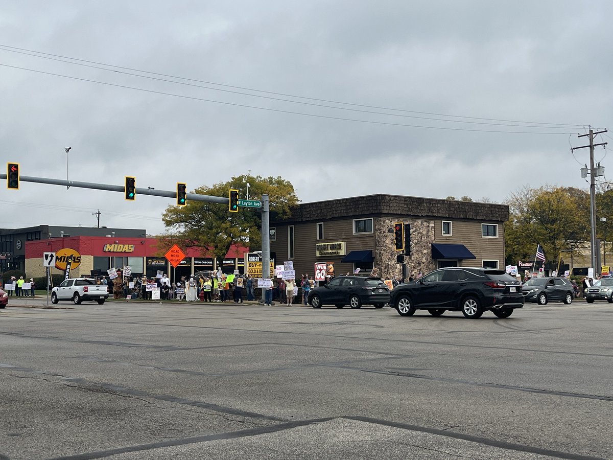 gregoryjon's tweet image. Milwaukee&apos;s #NoKings disaster