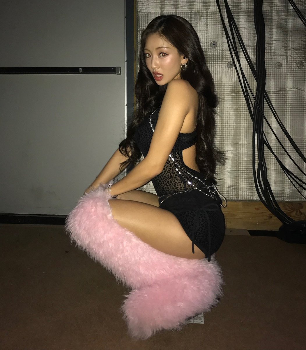 JIHYOBRAZIL's tweet image. O PÚBLICO ALVO FOI ATINGIDO! 🤠  CHAEYOUNG, SEULGI (Red Velvet), JEON SOMI e HANA (irmã da MOMO, membro do OSAKA OJO GANG) curtiram e/ou comentaram os últimos posts da JIHYO sobre sua participação no Victoria’s Secret Fashion Show! 

Já as integrantes do famoso grupo filipino…