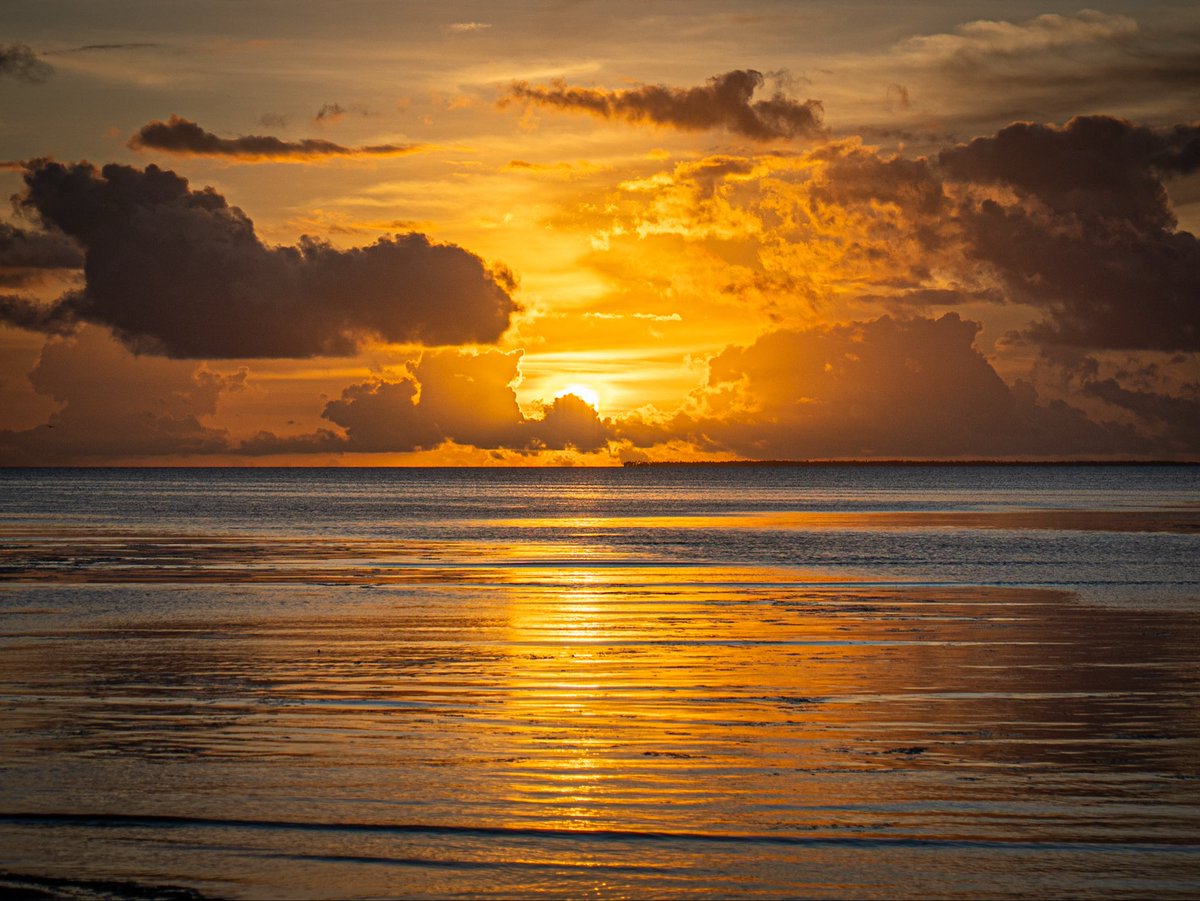 📍Abemama Island Council Hôtel - Kiribati 🇰🇮 

C’est ici, sur l’île d’Abemama, que l’écrivain Robert Louis Stevenson aurait vécu. Rien ne le prouve, mais ses écrits décrivent cette même maison côté océan, isolée face à la baie. Aujourd’hui, elle est abandonnée.