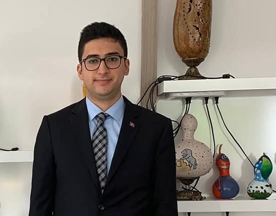 Avukat Berk Acar, 2021 yılında girdiği sınavları kazanarak Kaymakam olmaya hak kazanmıştı.

Böylece Türkiye Ermeni toplumundan bir kişi ilk kez kaymakamlık görevine atanmıştı.

100 YILLIK Cumhuriyet döneminin "AYIBINI" siyasal islamci Akp temizlemis oldu.

ACI OLAN DA BU!!