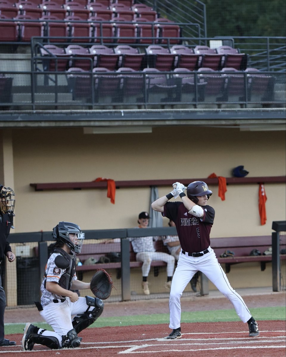 WinthropBSB's tweet photo. friday night lights (but make it baseball) 

#ROCKtheHILL #BigSouthBSB https://t.co/UUygZEa8uM