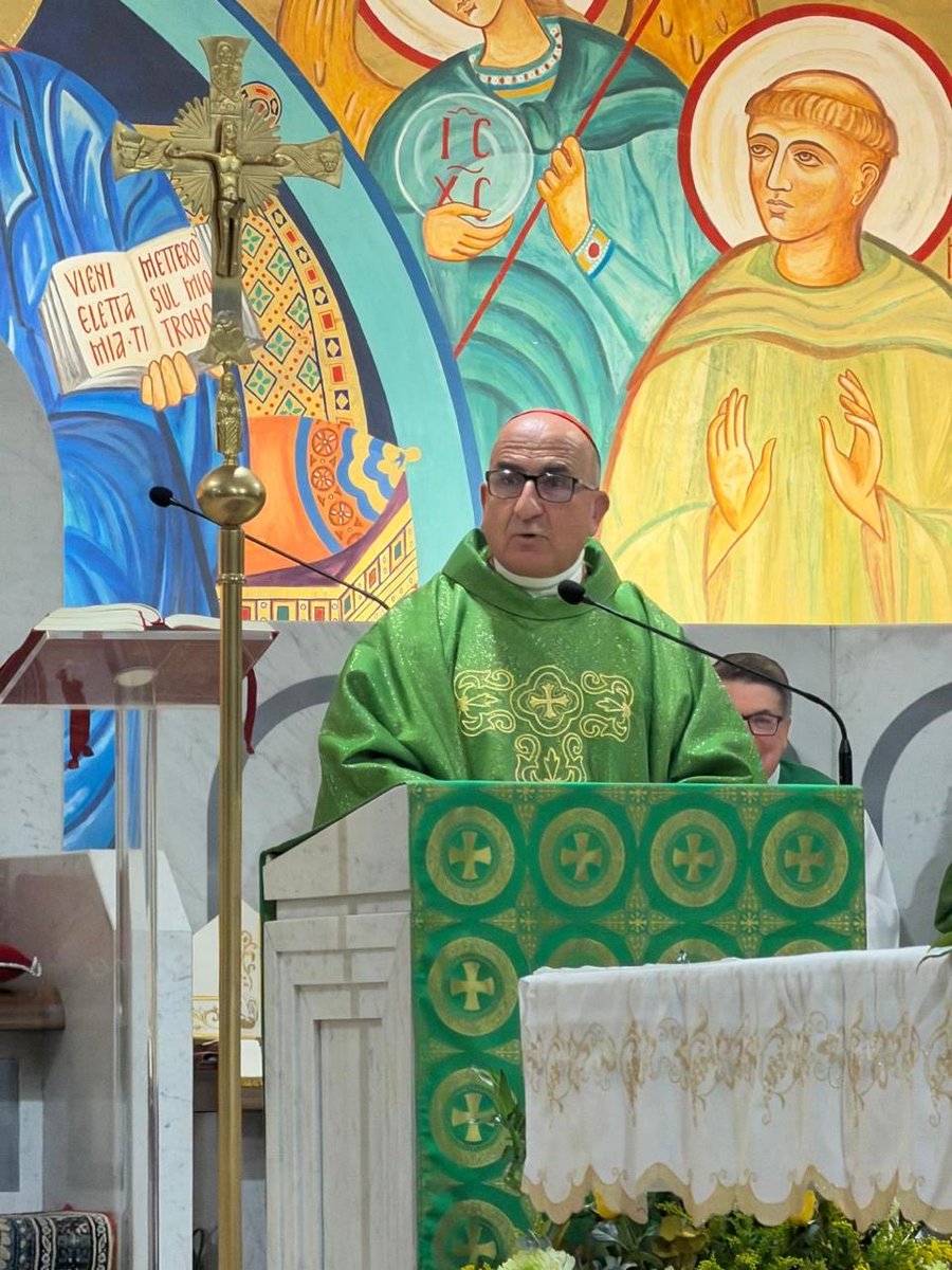 A esta hora, el Cardenal <a href="/FernandoChomali/">Card. Fernando Chomali</a>, arzobispo de Santiago de Chile, toma posesión de su iglesia titular San Mauro Abate, ubicada en el barrio romano de Fonte Ostiense.