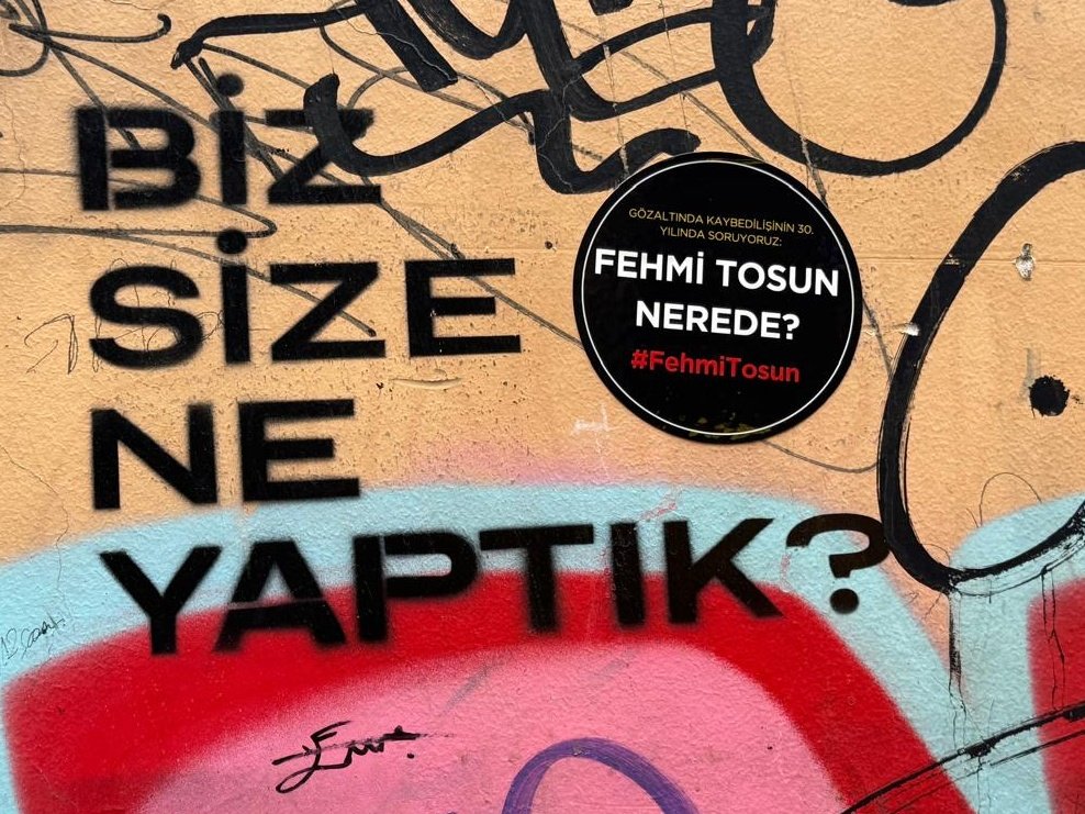 "Baba bana yürüdüğün O yolları göster Baba durursam azarla
Tökezlersem kaldır beni"

Gözaltında Kaybedilişinin 30. Yılı #FehmiTosun