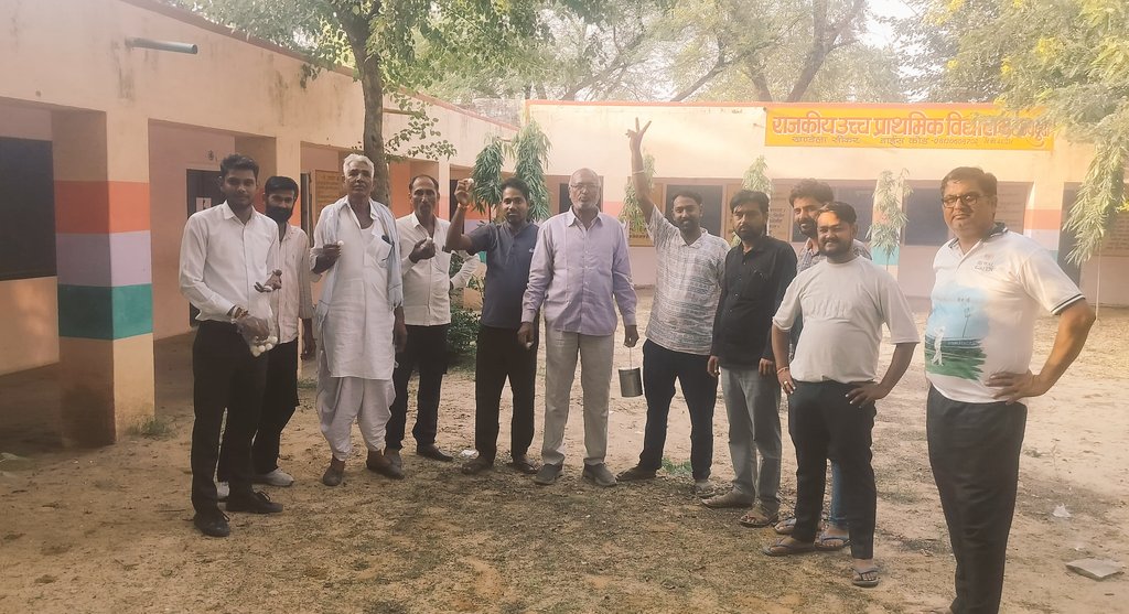 आज मेरे ग्राम उदयपुरा में माननीय विधायक श्री सुभाष जी मील द्वारा विद्यालय भवन निर्माण के लिए 1 करोड़ 96 हजार राशि स्वीकृत करवाने पर विद्यालय में फटाखे ओर मिठाई बांटी गई समस्त ग्रामवासी की और से विधायक जी का बहुत बहुत धन्यवाद 🙏 
<a href="/BhajanlalBjp/">Bhajanlal Sharma</a> 
<a href="/SubhashMeelIn/">Subhash Meel Khandela</a>