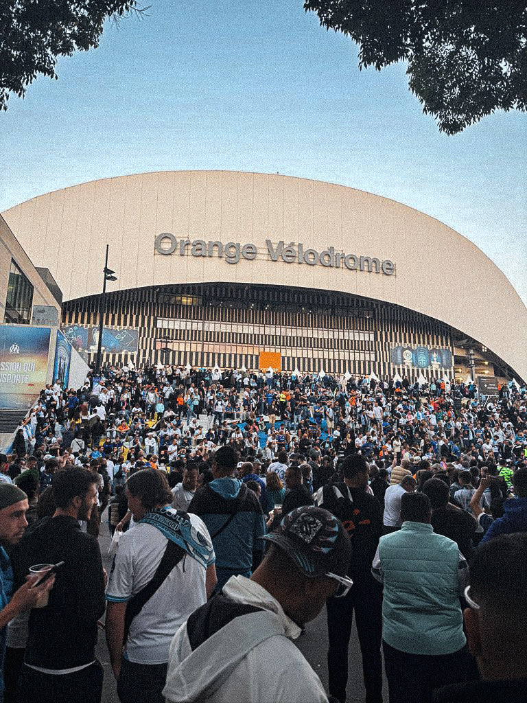 Beaucoup de monde aux alentours qui attendent l’ouverture des portes du Stade Vélodrome..🤯👀

#TeamOM #OMHAC | 📸 <a href="/Theo_SBOM/">OMaddictClub🏆</a>