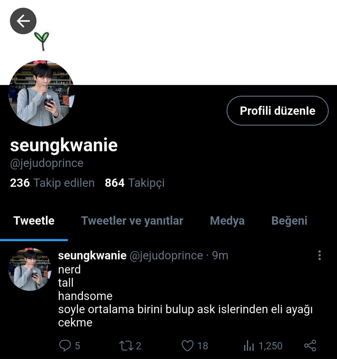 seongm0chi's tweet photo. verkwan au | golden hour 🌅

seungkwan, etrafına neşe saçan ortamın havasını anında olumlu şekilde etkileyen birisiyken, vernon onun aksine derslerine önem verip çok fazla sosyalleşmeyen bir kişiliğe sahip..bu durumda kaderin onları bir araya getirmekten başka ihtimali yok https://t.co/KrB5gvz1jB