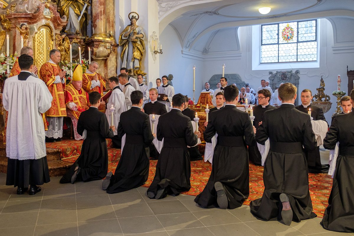 Tonsures et prises de soutane pour 16 séminaristes, dans la collégiale de Lindau.
#fssp #wigratzbad

fsspwigratzbad.blogspot.com/2025/10/le-sam…