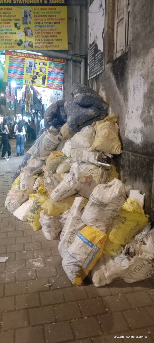 AdvocateNevil's tweet photo. @mybmc @mybmcWardD  lots of  house garbage kept on footpath opp. Gora gandhi bldg by one of the owner of arihant apartment 8th lane Khetwadi backroad https://t.co/z9jCVfi8T6
