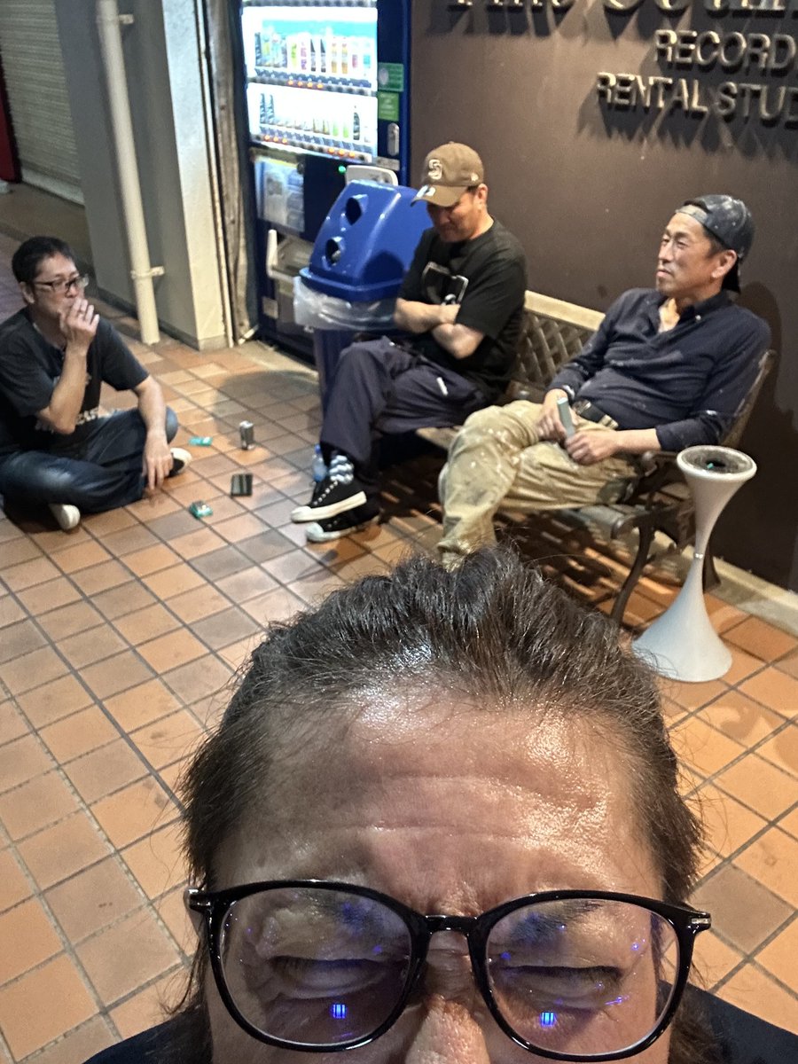 スタ定期了。
アイデア出しあったり、既存曲のアレンジ考えたり。

年内ライブは決まらなさそかなぁ…
土日しか動けませんが、ライブのお誘いお待ちしちょります♪