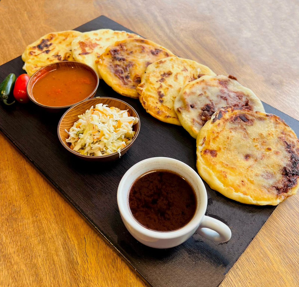alertanoti's tweet image. LAS PUPUSAS CONQUISTAN ENTRE LOS 50 MEJORES PLATILLOS DEL PLANETA
Las pupusas salvadoreñas han sido destacadas por CNN Travel en su lista de los 50 mejores platillos del mundo, resaltando su sabor, tradición e importancia cultural. La publicación describe cómo el inconfundible…