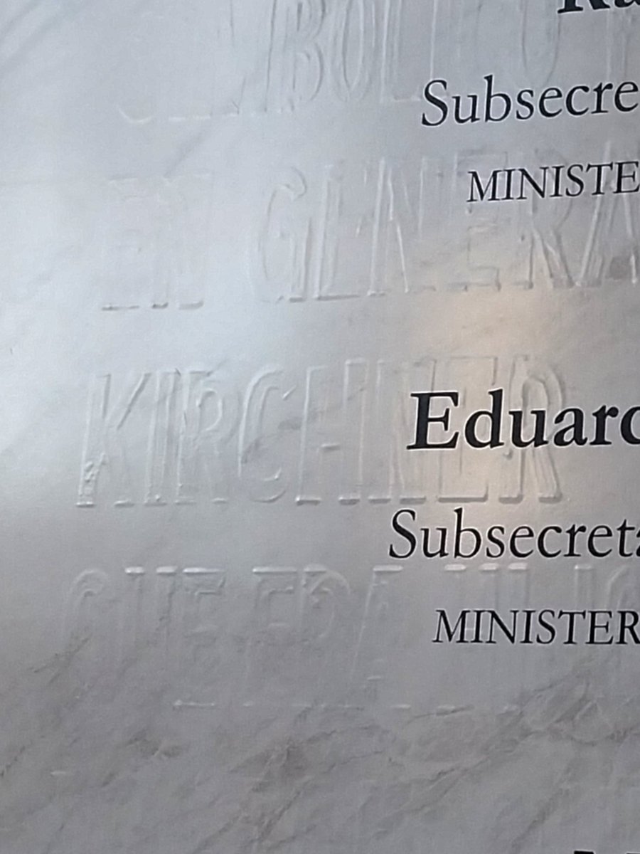 Ferrafran98's tweet photo. Los hdps estos pusieron un papel simil mármol arriba de las placas de forma tal que con cierto ángulo y luz aún se pueden ver los relieves de la placa original. Quieren tapar la historia con papelitos. El nivel de mamarracho berreta por dios. https://t.co/Ajec0eOD9V