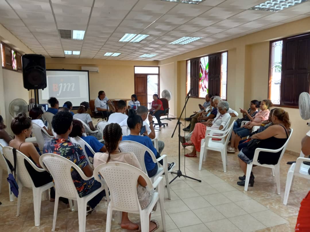Muy emotivo resultó el intercambio que sostuvimos con una representación de diferentes generaciones de Instructores de Artes de #Guantánamo. Fue muy útil escuchar sus experiencias, vivencias y su compromiso para seguir sembrando ideas, valores y conciencia.
#CubaEsCultura