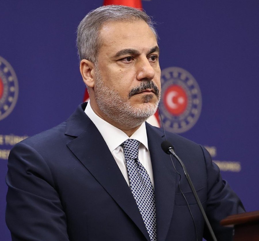 abdullahciftcib's tweet photo. Dışişleri Bakanı Hakan Fidan [GKRY-İsrail]: 

 — Güney Kıbrıs'ta pişirilmek istenen şey baştan sona radarımızda.  

— Güney Kıbrıs, Gazze'deki soykırıma ev sahipliği yapan ülkelerin başında oldu.  

— Bakın oradan kalkan uçaklar çok fazla Filistinli'nin ölmesine neden oldu. Bu günahı nasıl ödeyecekler, altından nasıl kalkacaklar bilemiyorum.  

— Karşımızda akil düşünen, vizyoner yaklaşan, hikmet sahibi insanlar yok.  

— Bir delilik yaparlarsa silah bizim işimiz. Bunlar hiçbir zaman için savaşmış değil. Bu konuları akıllarından bile geçirmemeleri gerekiyor.