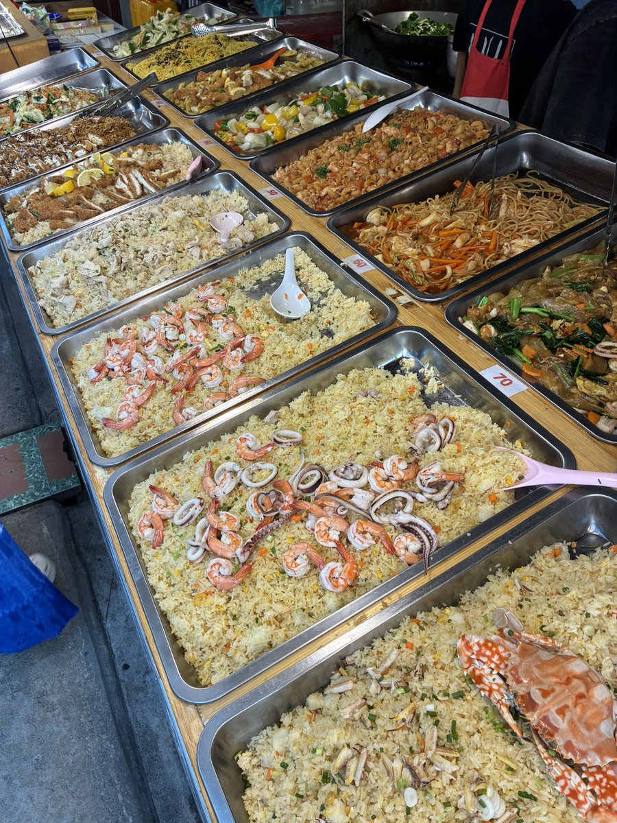 20251019  おはようございます

昨夕は久しぶりにジョムティエンナイトマーケットに🚶相変わらず賑わっていました✨チキン、海老、イカ、寿司、エビフライ、春巻き、チャーハン、焼きそば…色々ありますが、いつも決まって食べるのはチャーハンです😅ﾊﾊ

海を眺めながら食べて飲む🍻

幸せなひととき