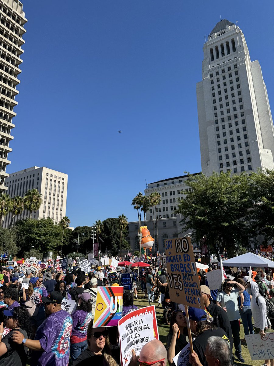 CSUEU's tweet image. CSUEU members turned out across the Golden State for #NoKings to say : we want our government to fund families and communities, not billionaires and authoritarian crackdowns. HigherEd workers fight fascism ✊🏽
