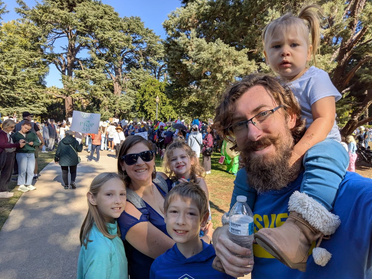 CSUEU's tweet image. CSUEU members turned out across the Golden State for #NoKings to say : we want our government to fund families and communities, not billionaires and authoritarian crackdowns. HigherEd workers fight fascism ✊🏽