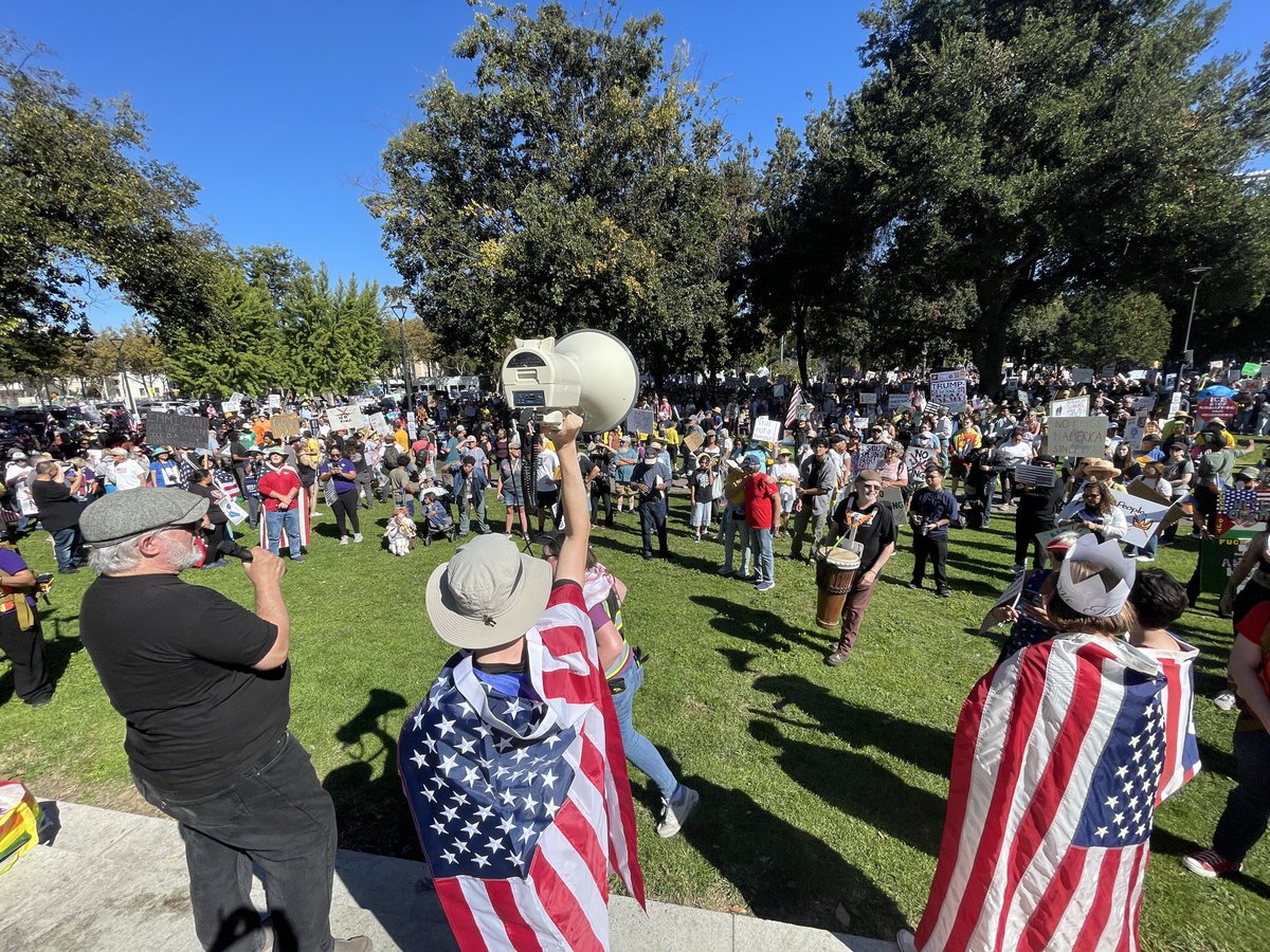 CSUEU's tweet image. CSUEU members turned out across the Golden State for #NoKings to say : we want our government to fund families and communities, not billionaires and authoritarian crackdowns. HigherEd workers fight fascism ✊🏽