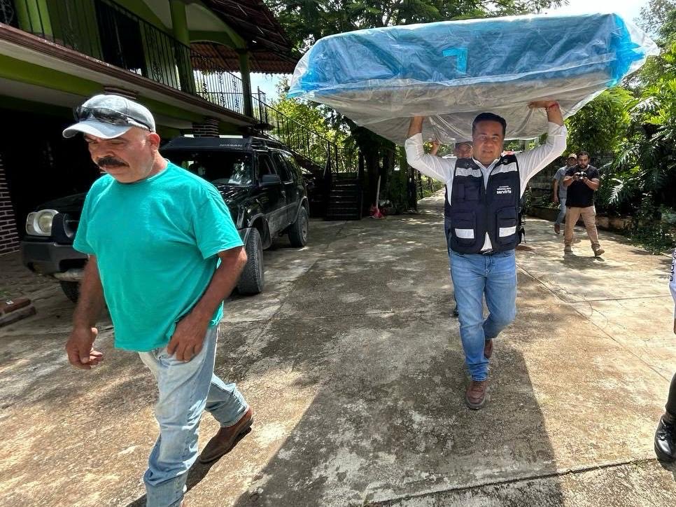 #SíEsQuerétaro

Aquí ante las emergencias SE ACCIONA y se atiende...no habían pasado ni 24 horas de las lluvias en la Sierra y el gober y compañía ya andaban entregando apoyos y atendiendo damnificados.

En los estados guindas...pasan MESES sin saber de sus autoridades.