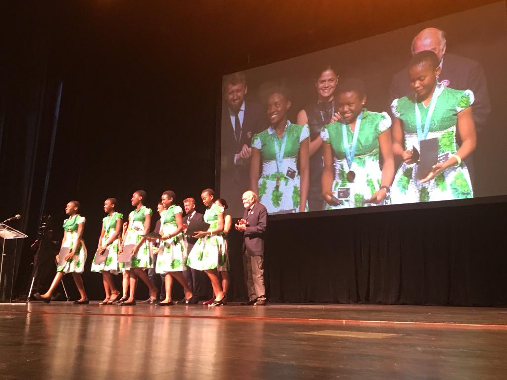 5 Nigerian 🇳🇬 girls won the 2018 World Junior Technovation Challenge with their FD Detector app, beating 115 countries.

They were students of Regina Pacis Secondary School.

They made FD Detector app which detects fake drugs, and beat 2,000 App Developers to represent Africa.