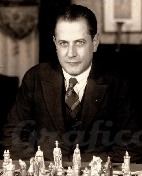 “Capablanca fue el jugador más cercano a la perfección. Sus partidas parecen simples, pero esconden una comprensión profunda del equilibrio”.

💬 Anatoli Kárpov